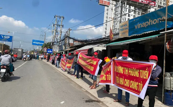 Hàng trăm khách hàng mua căn hộ dự án Roxana Plaza căng băng rôn đòi nhà