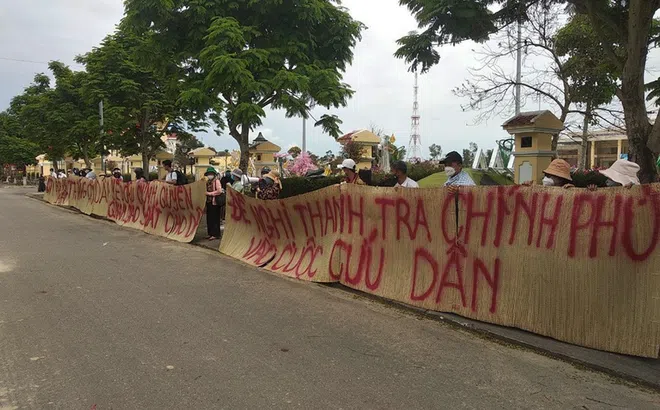 Hàng trăm người lại giăng băng rôn yêu cầu giải quyết vụ Bách Đạt An