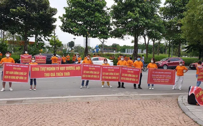 Cư dân Anland Lake View căng băng rôn phản đối phí gửi xe cao bất thường