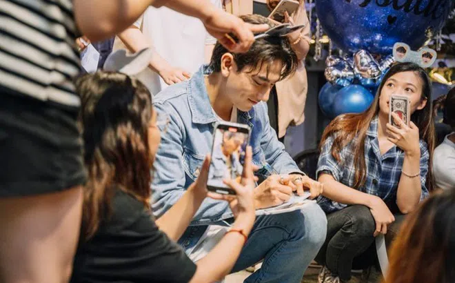 Isaac mừng sinh nhật cùng fan, Comeback sau 2 năm im ắng