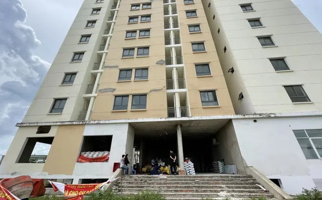 TPHCM: Khách hàng liều mình dọn vào sống trong công trường vì trễ hẹn giao nhà