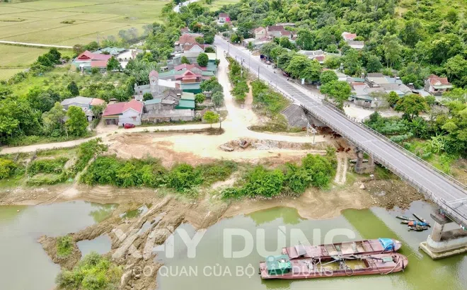 Hà Tĩnh: Dân “khổ sở” sống chung với bụi bẩn từ các bãi tập kết cát