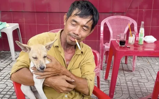 Đau lòng đôi vợ chồng nghèo đi nhặt ve chai cùng “căn nhà di động” sập xệ