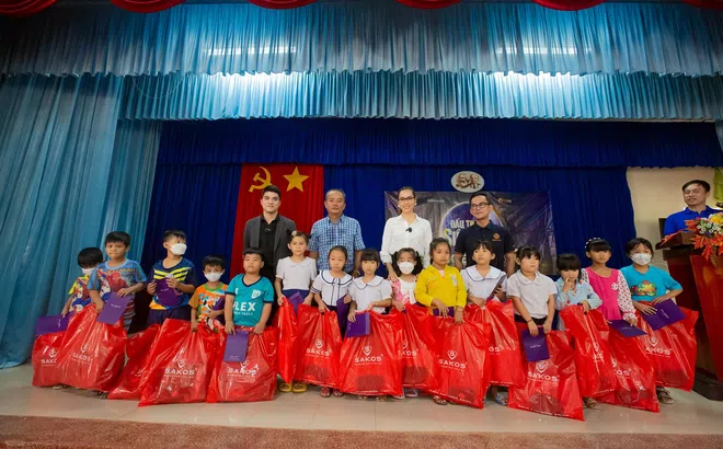 Bảo Hoàng và Hoàng My dùng giải thưởng thắng được trao 150 học bổng cho học sinh nghèo