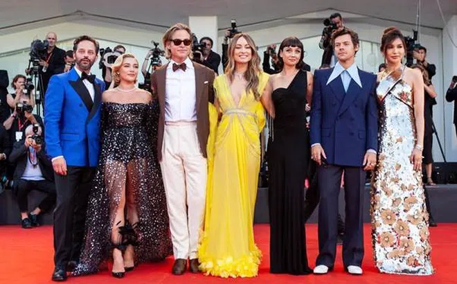 Dàn sao “Em yêu, đừng sợ” nổi bật trên thảm đỏ liên hoan phim Venice: Harry Styles diện Gucci lịch lãm, Florence Pugh táo bạo trong thiết kế của Valentino