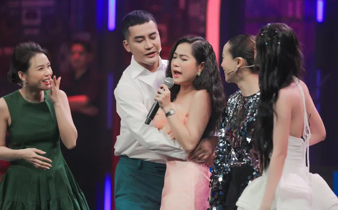 Được trai đẹp ôm, Lâm Vỹ Dạ ngại ngùng cho biết mình là người đã có gia đình