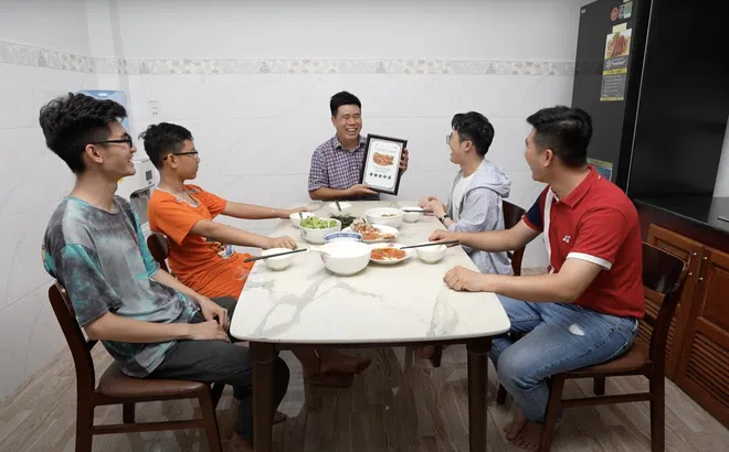 Huỳnh Lập lạc lõng đứng lặt rau giữa bếp vì sợ “đụng” vào là hư món ăn