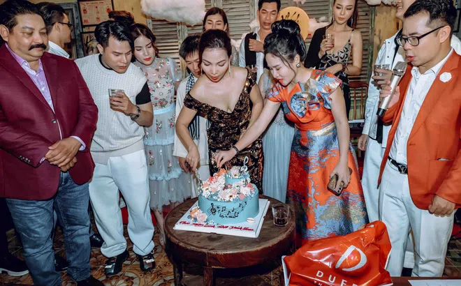 Khánh Loan xúc động khi nhắc đến mẹ trong show diễn mừng sinh nhật