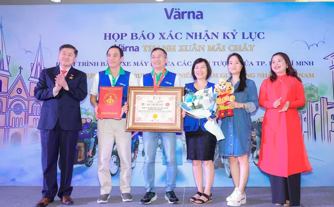 Hành trình bằng xe máy đi qua các biểu tượng của TP.HCM có số lượng người trung và cao niên tham gia đông nhất Việt Nam