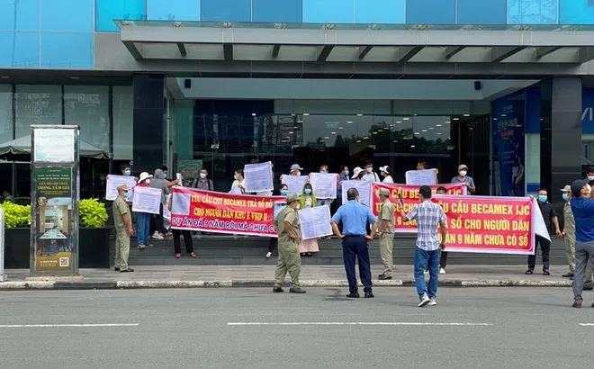 Bị khách căng băng rôn “tố”, Becamex IJC hứa trao “sổ đỏ” vào cuối năm nay