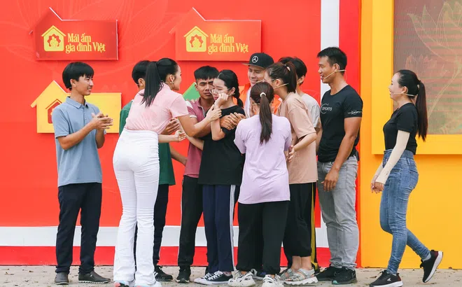 Hoa hậu Ngọc Châu đồng cảm với nỗi đau mất cha của hai em nhỏ tại Mái ấm gia đình Việt