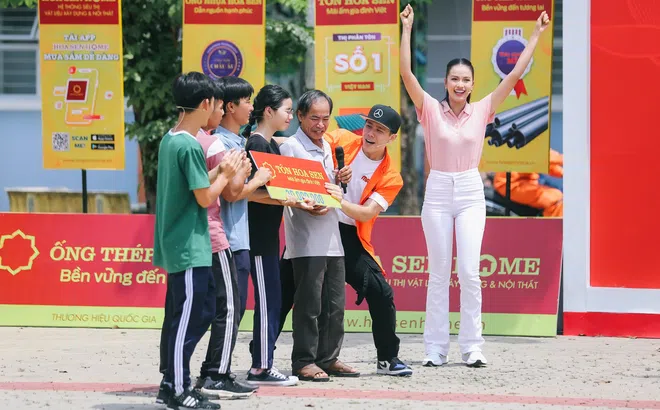 Hoa hậu Ngọc Châu tặng hết cát-xê cho các em nhỏ mồ côi tại Mái ấm gia đình Việt