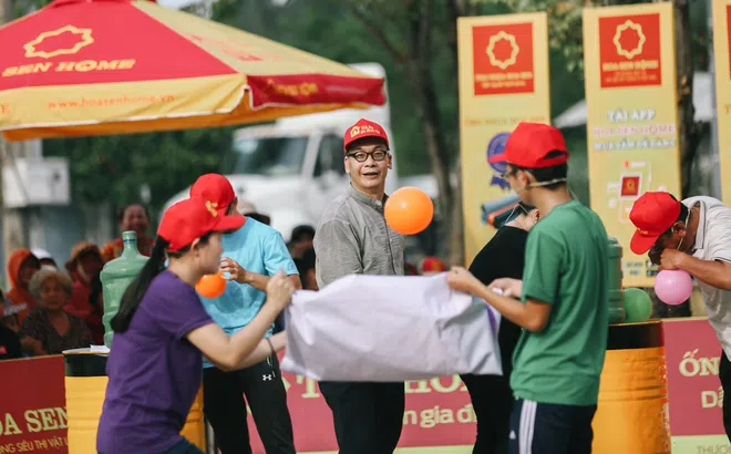 Mái ấm gia đình Việt: NSƯT Đức Khuê tiết lộ “bí kíp” giữ hạnh phúc gia đình sau 27 năm kết hôn