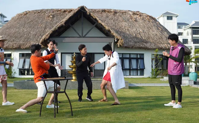 Trường Giang hóa thân thành quản gia siêu chuyên nghiệp "phục vụ" Ngô Kiến Huy