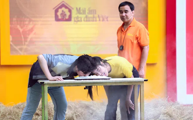 Vũ Mạnh Cường, Anh Thi mặt lấm lem khi làm nhiệm vụ, bị MC Quyền Linh “chọc ghẹo”