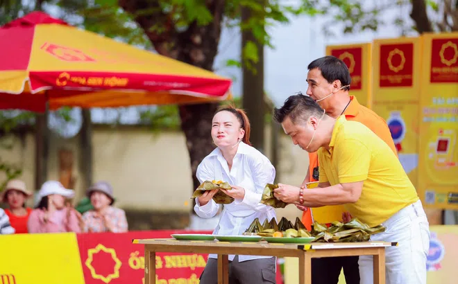 Mái ấm gia đình Việt: Lý Hùng, Yến Trang hợp sức mang về 90 triệu đồng tiền thưởng cho các em nhỏ mồ côi