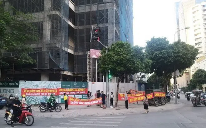 Tranh chấp chung cư ‘nóng’ trở lại, người dân căng băng rôn đòi quyền lợi