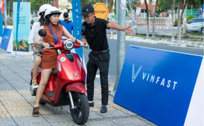 Cuối tuần “đi mall”, săn voucher mua xe máy điện VinFast