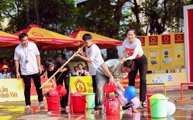 Mái ấm gia đình Việt: Fanclub của Tăng Duy Tân cùng thần tượng tặng quà cho các em nhỏ mồ côi