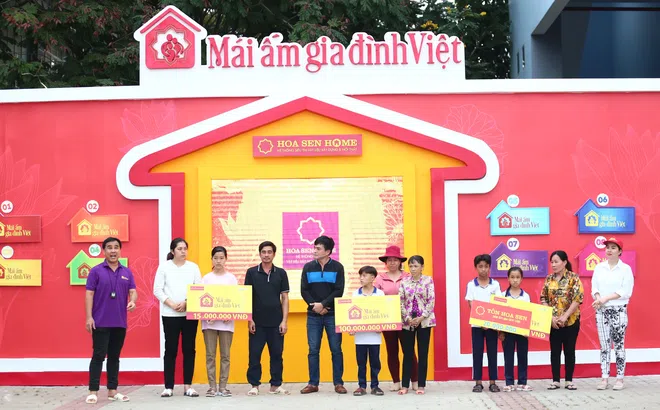Mái ấm gia đình Việt: MC Quyền Linh thay mặt chủ tịch Tập đoàn Hoa Sen tặng học bổng cho em nhỏ mồ côi