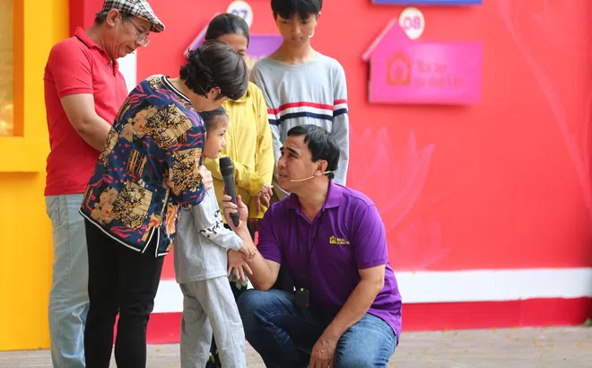 Mái ấm gia đình Việt: Nghệ sĩ Trung Dân, Phi Phụng tặng hết cát-xê cho các em nhỏ mồ côi