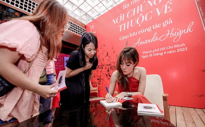 Nhà văn Amanda Huỳnh biến Đường sách TP.HCM thành Paris thu nhỏ tại Buổi ra mắt sách Nơi chúng ta thuộc về