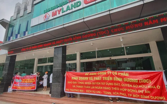 Bình Dương: Khách hàng căng băng rôn đòi công ty con của Becamex giao sổ đỏ