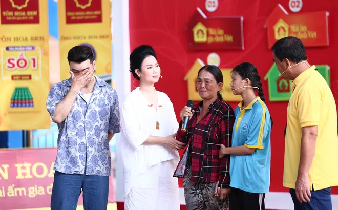 Ưng Hoàng Phúc và Thùy Trang cùng bỏ tiền túi, tặng 30 triệu cho các em nhỏ mồ côi