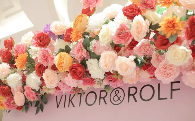 Cùng Phí Phương Anh đắm chìm trong không gian bùng nổ hương hoa của Viktor&Rolf