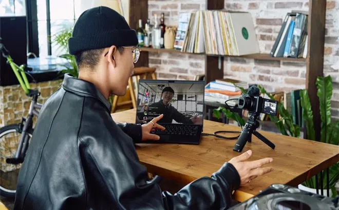 Sony ra mắt máy ảnh Vlog với ống kính zoom siêu rộng ZV-1 II