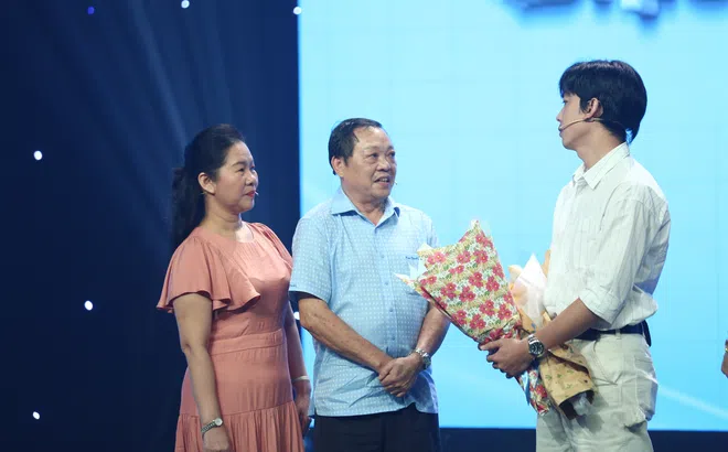 Bệnh nhân lớn tuổi xúc động và bày tỏ lòng biết ơn đến vị bác sĩ trẻ đã giúp mình “tái sinh”