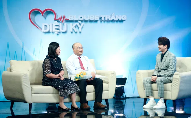 Blouse trắng diệu kỳ: Cảm động chuyện tình gần 30 năm của Trưởng khoa Sản và Giám đốc bệnh viện Hùng Vương