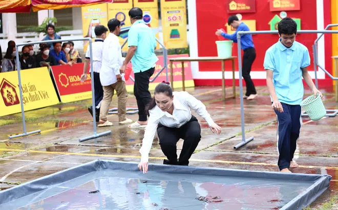 MC Quyền Linh kể về tuổi thơ phải mò cua, bắt ốc để kiếm tiền đi học