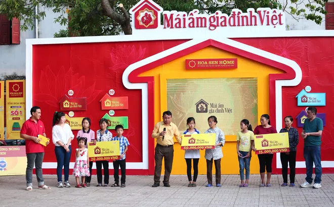 Mái ấm gia đình Việt: Quyền Linh, Hương Tươi và Chiến Thắng tặng tiền cho trẻ mồ côi