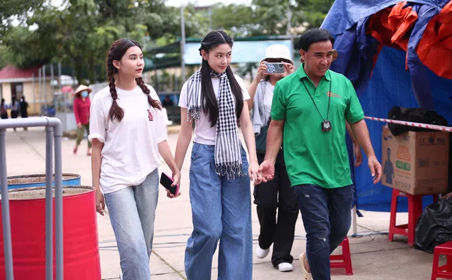 Nhan sắc xinh đẹp của 2 ái nữ nhà Quyền Linh khi đến phim trường show thiện nguyện thăm bố