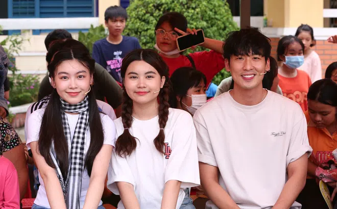 Tuấn Trần và con gái Quyền Linh bỏ tiền túi tặng trẻ em mồ côi