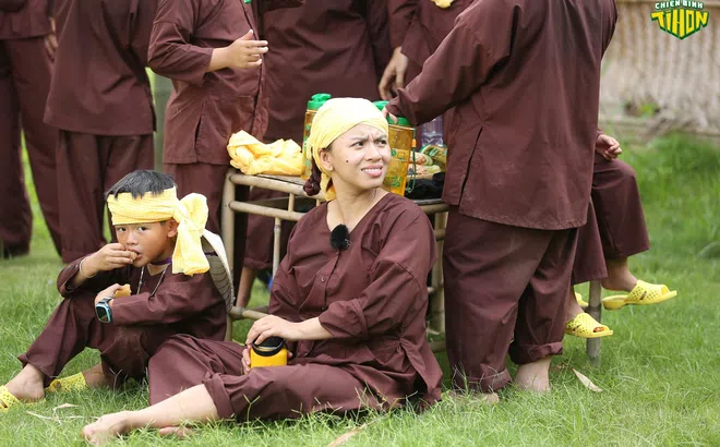 Bác Ba Hoa Mạc Văn Khoa vừa xuất hiện đã ‘báo’ khiến mọi người cười lăn cười bò