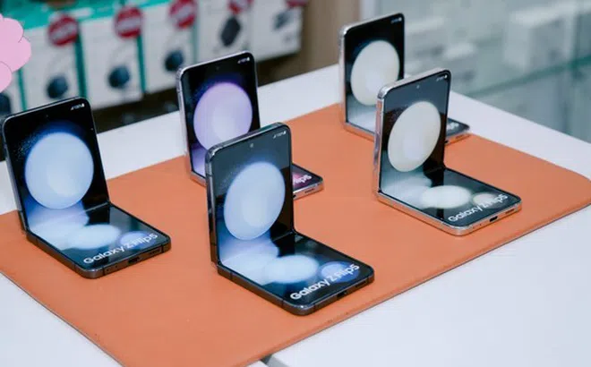 Galaxy Z Flip5 tiếp tục giảm thêm đến 3 triệu đồng so với tháng 9