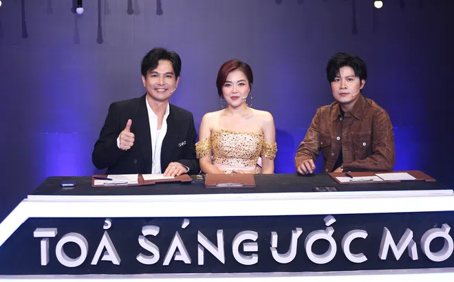 Ca sĩ Lâm Hùng lần đầu kết hợp với nhạc sĩ Nguyễn Văn Chung ngồi ghế nóng tại Toả Sáng Ước Mơ