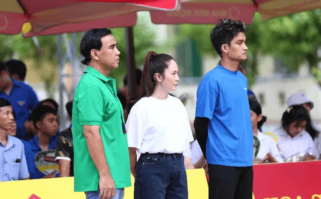 Diễn viên Thanh Thúy, Mạc Văn Khoa xúc động chứng kiến hoàn cảnh các em nhỏ mồ côi