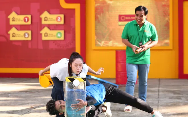 Mái ấm gia đình Việt: Thanh Thúy đồng cảm trước nỗi đau mất cha mẹ, Mạc Văn Khoa bỏ 15 triệu tặng trẻ mồ côi