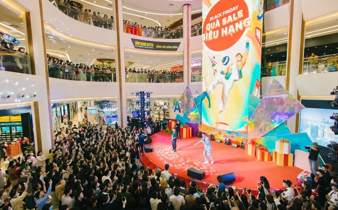 Siêu ưu đãi lên tới 24 tỷ đồng, Vincom thu hút hàng nghìn khách hàng tới săn sale Black Friday
