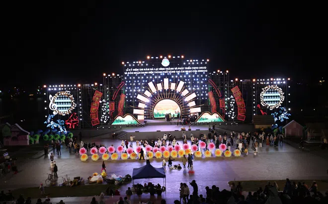Sân khấu Lễ kỷ niệm 130 năm Đà Lạt hình thành và phát triển nóng dần tại quảng trường Lâm Viên