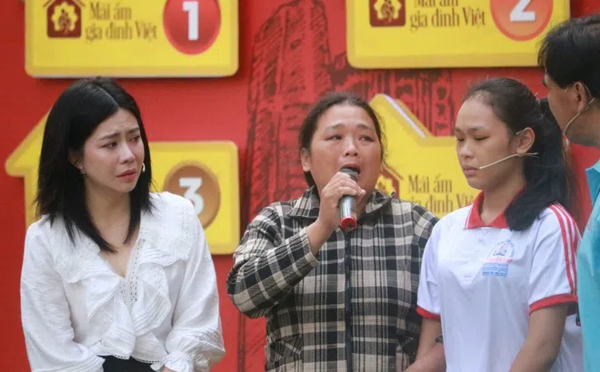 Vũ Ngọc Ánh bật khóc trước cảnh bé gái mất cha, mẹ bệnh tật