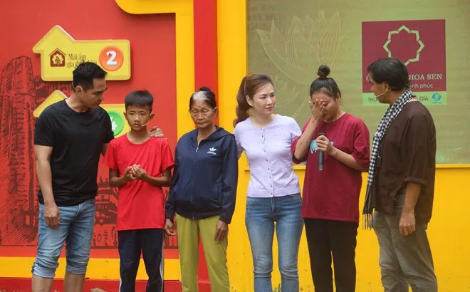 Diễn viên Trung Dũng và diễn viên Đan Lê xúc động khi chứng kiến hoàn cảnh của em nhỏ mồ côi