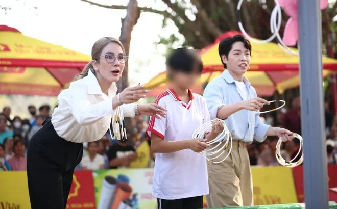 Diệp Lâm Anh, Đức Phúc tặng hơn 300 triệu đồng cho các em nhỏ mồ côi