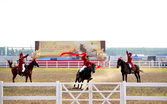 Vinhomes Royal Island ra mắt Học viện cưỡi ngựa và Phố đi bộ Công viên Vũ Yên