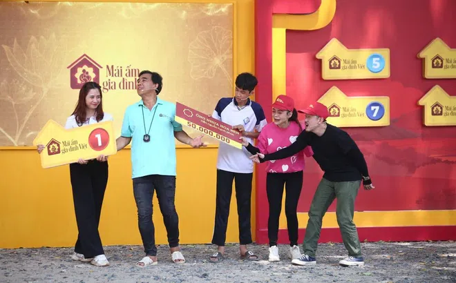 Ca sĩ Hải Yến Idol và diễn viên Pom góp sức mang về 85 triệu đồng cho các em nhỏ mồ côi