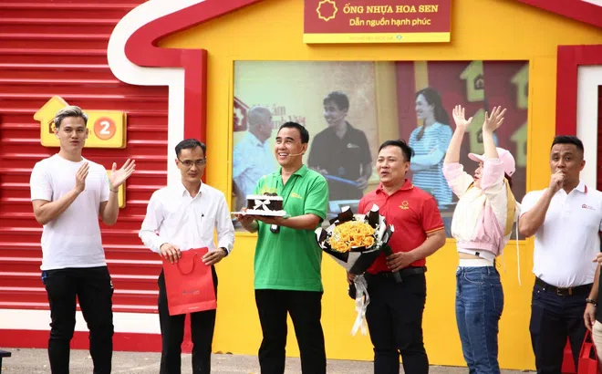 MC Quyền Linh bật khóc khi được ê kíp “Mái ấm gia đình Việt” tổ chức sinh nhật bất ngờ