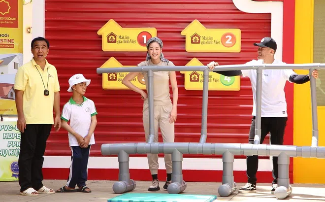 Hoa hậu Khánh Vân và võ sĩ Trương Đình Hoàng giúp đỡ các bé khuyết tật